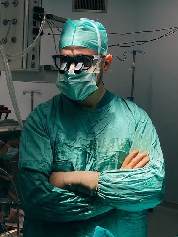 Dr. Oğulcan Özdemir in de operatiekamer